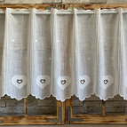 Záclona s výšivkou