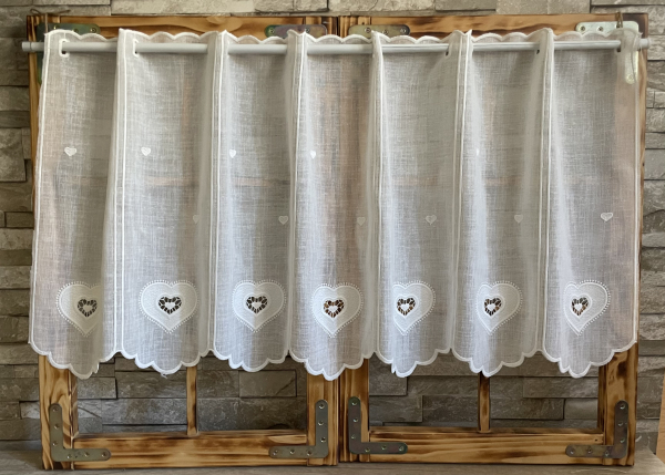 Záclona s výšivkou